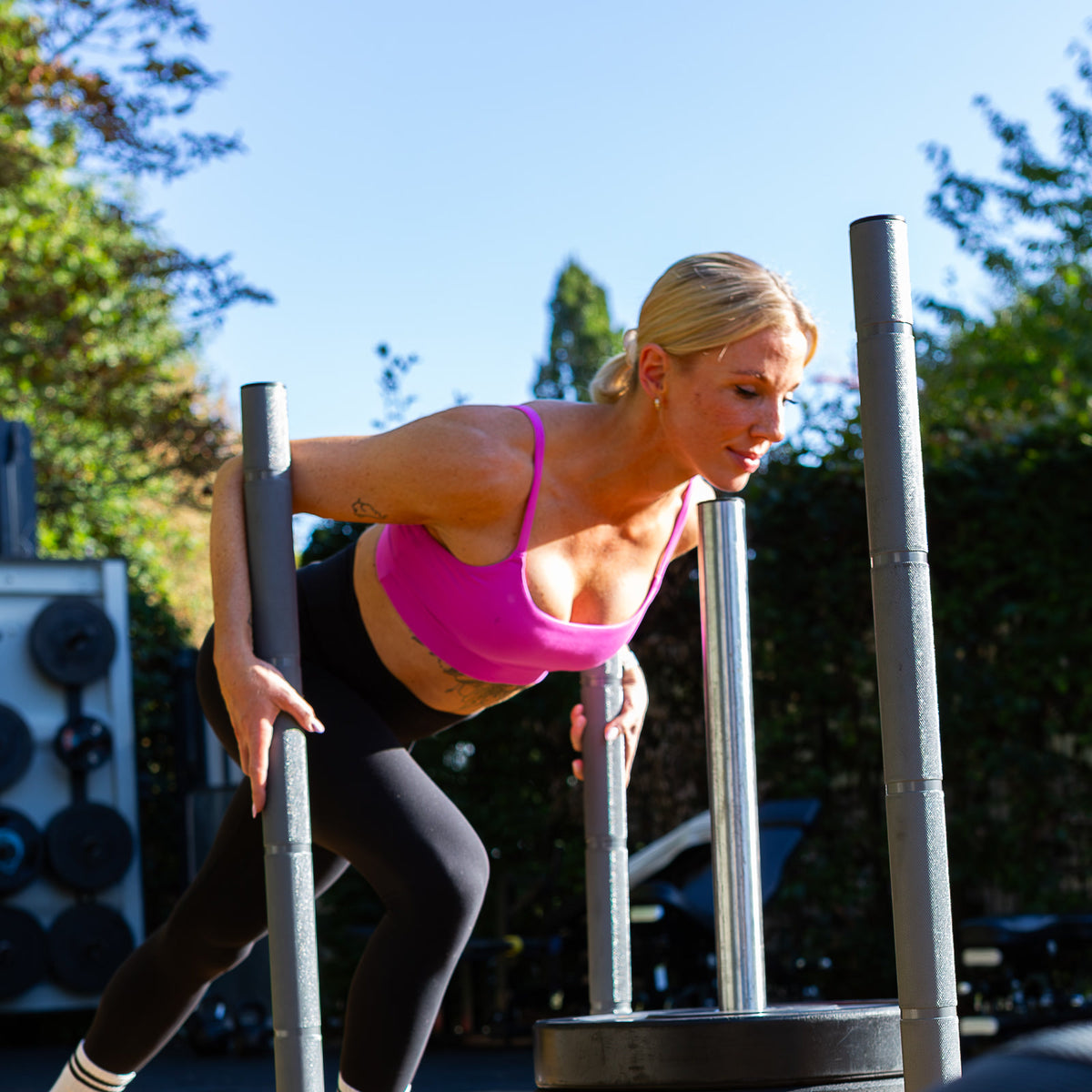 HYROX Double Trouble Single – eine Athletin beim Sled Push