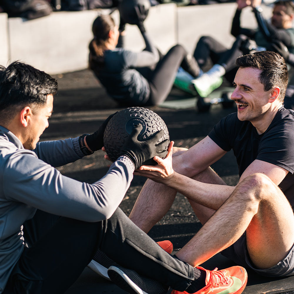Zwei Teilnehmende im Gespräch beim Partnertraining